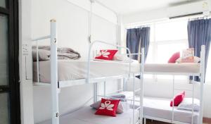 Ένα ή περισσότερα κρεβάτια σε δωμάτιο στο Bangkok Hub Hostel +45 φωτογραφίες