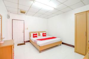 a bedroom with a bed with red pillows on it at OYO 525 MRT Phetkasem 48 -1 Place in Bangkok +22 photos