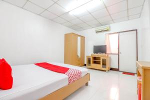 a bedroom with a bed and a television in it at OYO 525 MRT Phetkasem 48 -1 Place in Bangkok