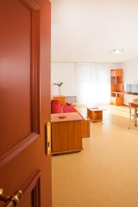 Ένα ή περισσότερα κρεβάτια σε δωμάτιο στο Séjours & Affaires Genève Saint Genis