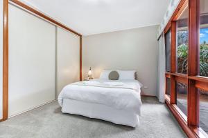 Jensen House - Retro Style with a modern update客房内的一张或多张床位