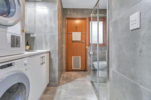 Jensen House - Retro Style with a modern update的一间浴室