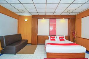 Postel nebo postele na pokoji v ubytování OYO 534 Phasuk Hotel