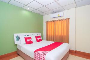Postel nebo postele na pokoji v ubytování OYO 534 Phasuk Hotel