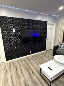 Una televisión o centro de entretenimiento en Elegant 3 Bedroom Condo near EWR, NJ Transit & NYC - Unit 4
