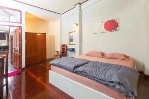 a bedroom with a large bed in a room at OYO 75469 Baan Kong Hostel in Ban Talat Takua Pa