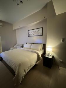 81 Newport Blvd Cluster 5 Unit 3F by Rechelle Nunag客房内的一张或多张床位