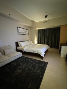 81 Newport Blvd Cluster 5 Unit 3F by Rechelle Nunag客房内的一张或多张床位