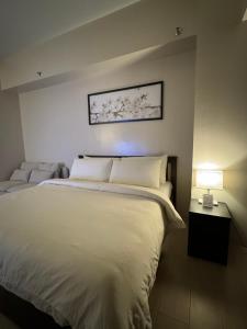 81 Newport Blvd Cluster 5 Unit 3F by Rechelle Nunag客房内的一张或多张床位