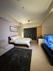 81 Newport Blvd Cluster 5 Unit 3F by Rechelle Nunag的电视和/或娱乐中心