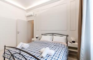 una camera da letto con un letto con un piumone blu e bianco di Smile Suite in Milan a Milano