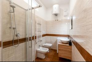 un bagno con wc, lavandino e doccia di Smile Suite in Milan a Milano Altre 18 foto