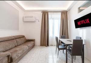 un soggiorno con un divano e un tavolo di Smile Suite in Milan a Milano