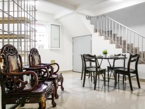 uma sala de jantar com mesa e cadeiras em Wishful Guesthouse at Georgetown#LohGuanLye#BudgetStay em George Town
