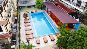 万荣SaBai Backpacker Hostel的建筑物内游泳池的俯视图