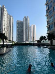 Kolam renang di atau dekat dengan Alyssa Conezion Suite Golf View 3R near IOI City +28 gambar