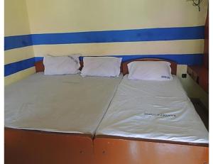 Voodi või voodid majutusasutuse Karthick Lodge, Rameswaram toas