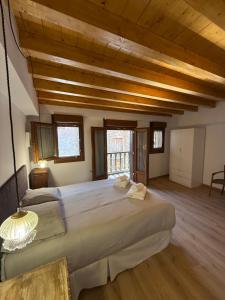 a bedroom with a large bed in a room with wooden ceilings at Casona el mirador de toporias in Toporías