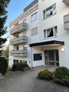 un edificio de apartamentos blanco con aparcamiento en Neue Orchideen-apartments Im Haus, en Bad Bergzabern 23 fotos más