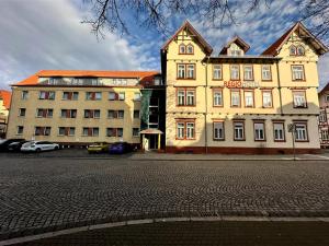 un gran edificio al costado de una calle en REGIOHOTEL Bunte Stadt Wernigerode - #DirektInDerAltstadt #PrimaFrühstück #TopPreisLeistung #FrischRenoviert, en Wernigerode