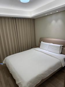 City Center Executive Hotel-Near Manila Airport and PITX客房内的一张或多张床位