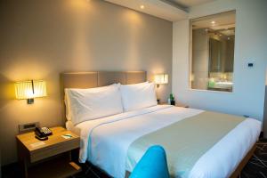 Postel nebo postele na pokoji v ubytování Hotel Jupiter At Delhi Airport