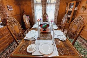 Dilnaaz group of houseboats的休息区