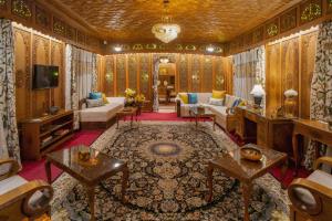 Dilnaaz group of houseboats客房内的一张或多张床位