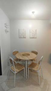 Una mesa y sillas en una habitación con una mesa. en aCed Staycation 6 pax accommodation, en Mandaue