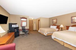 サリダにあるDays Inn by Wyndham Salina I-70のベッド2台と薄型テレビ付きのホテルの部屋