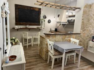 a kitchen and dining room with a table and chairs at le Piagge in Viterbo