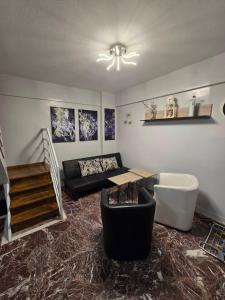 una sala de estar con un sofá y una mesa en Luxury Angel Apartments 2, en Paralia Katerinis