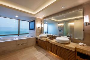Kupatilo u objektu Hyatt Regency Kinabalu