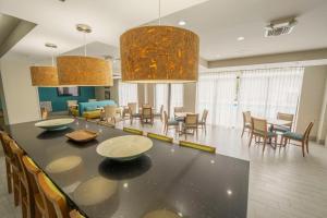 a large dining room with a table and chairs at Hampton Inn Jacksonville South/I-95 at JTB in Jacksonville