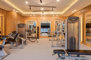 ฟิตเนสเซ็นเตอร์และ/หรือเครื่องออกกำลังกายที่ AlRayyan Hotel Doha, Curio Collection by Hilton