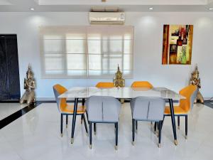 Χώρος καθιστικού στο Chuan SeaFront Villa Rawai Phuket