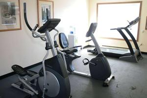 Fitness centrum a/nebo fitness zařízení v ubytování Super 8 by Wyndham Rapid City