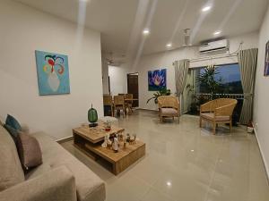 尼甘布Santorini Resort Art Of Living Apartment Negombo 48的客厅里有一张沙发和一张桌子。