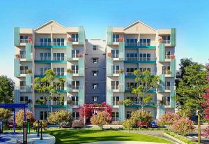 尼甘布Santorini Resort Art Of Living Apartment Negombo 48的一栋前面有树的大型公寓楼