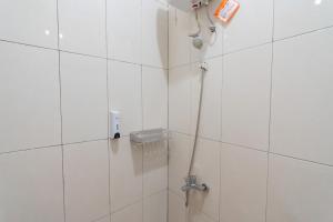 Koupelna v ubytování RedDoorz near Universitas Siliwangi Tasikmalaya