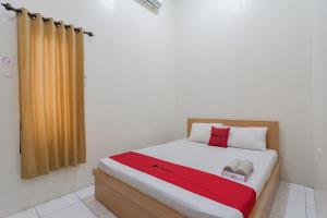 Postel nebo postele na pokoji v ubytování RedDoorz near Universitas Siliwangi Tasikmalaya
