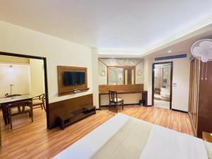 Letto o letti in una camera di Hotel The Grand Manali - A River and Mountain View Resort, Manali #Private Parking #GYM