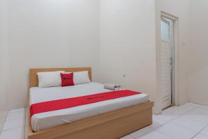 Postel nebo postele na pokoji v ubytování RedDoorz near Universitas Siliwangi Tasikmalaya