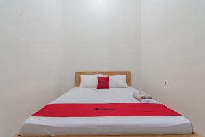 Postel nebo postele na pokoji v ubytování RedDoorz near Universitas Siliwangi Tasikmalaya