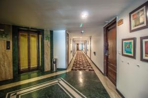 Foto dalla galleria di Hotel The Grand Manali - A River and Mountain View Resort, Manali #Private Parking #GYM a Manāli