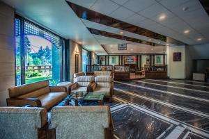 Area soggiorno di Hotel The Grand Manali - A River and Mountain View Resort, Manali #Private Parking #GYM