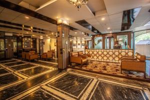 una hall di un hotel con sedie e un bar di Hotel The Grand Manali - A River and Mountain View Resort, Manali #Private Parking #GYM a Manāli