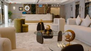 Гостиная зона в Royal Grand Suite Hotel