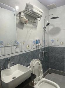 Bilik mandi di GS Giang Sơn