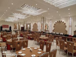 Ristorante o altro punto ristoro di Hotel The Grand Manali - A River and Mountain View Resort, Manali #Private Parking #GYM